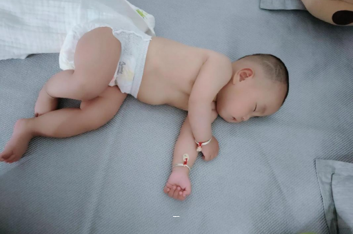 借卵生子机构五个月宝宝拇指内扣